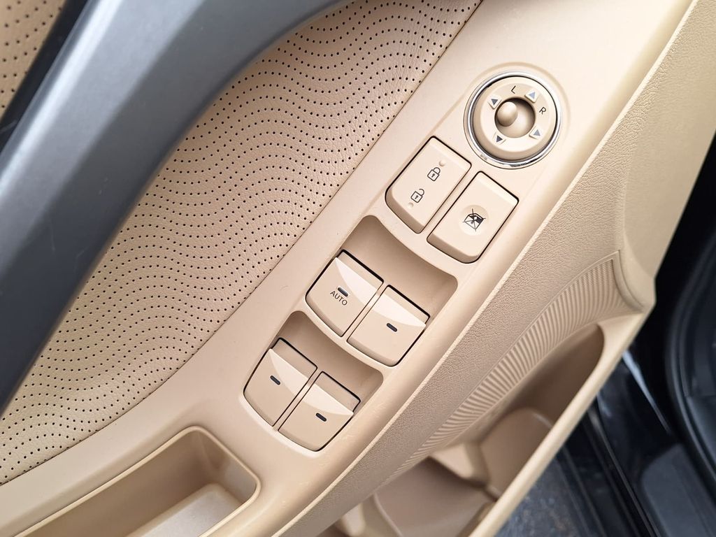 Thumbnail: 2013 Hyundai Elantra - 20