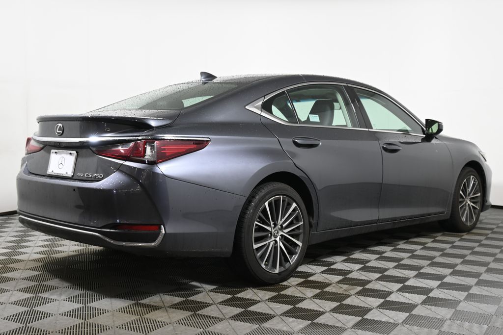 Thumbnail: 2022 Lexus ES - 10