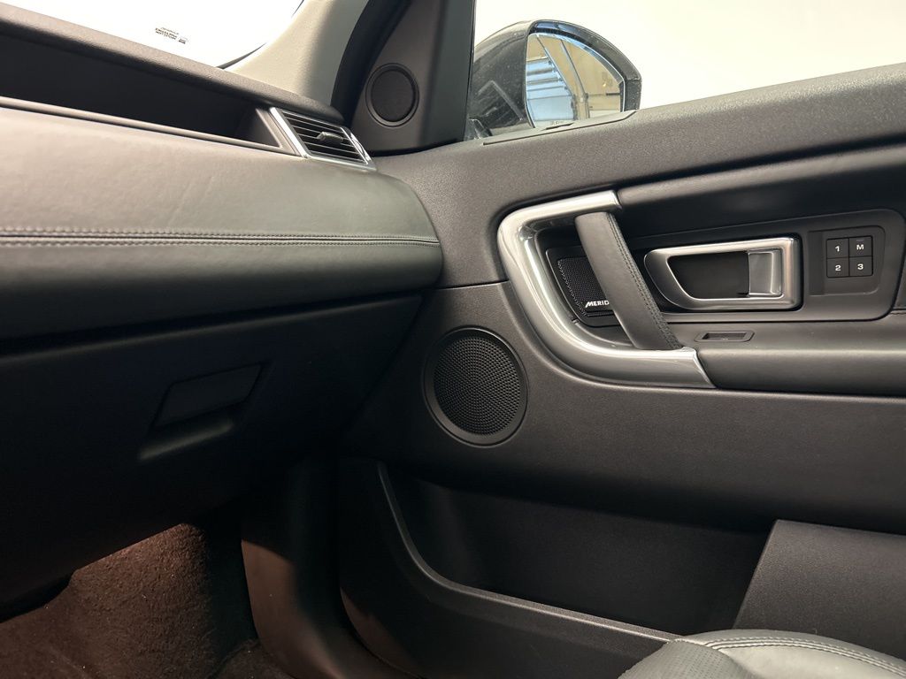 Thumbnail: 2019 Land Rover Discovery Sport - 22