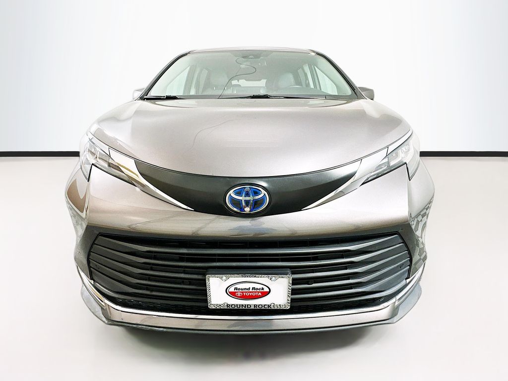 2022 Toyota Sienna XLE 2