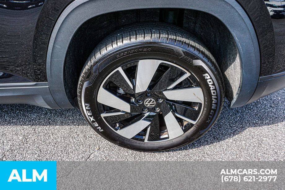 Used 2025 Black Volkswagen 2.0T SE w/Technology image 17