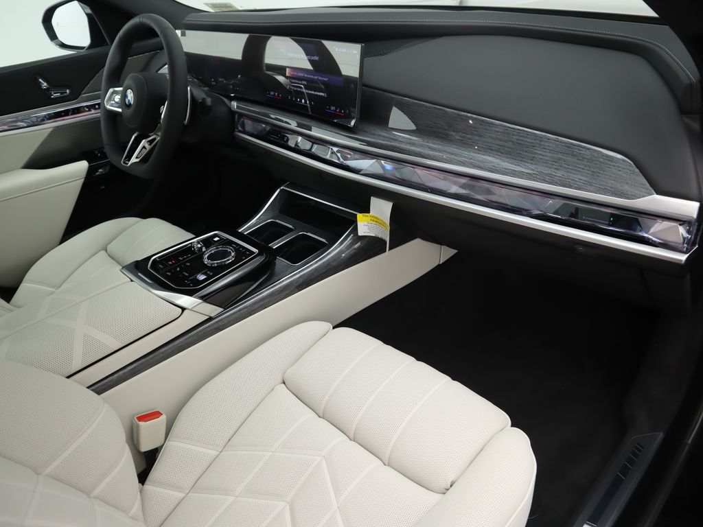 Thumbnail: 2025 BMW 7 Series - 18