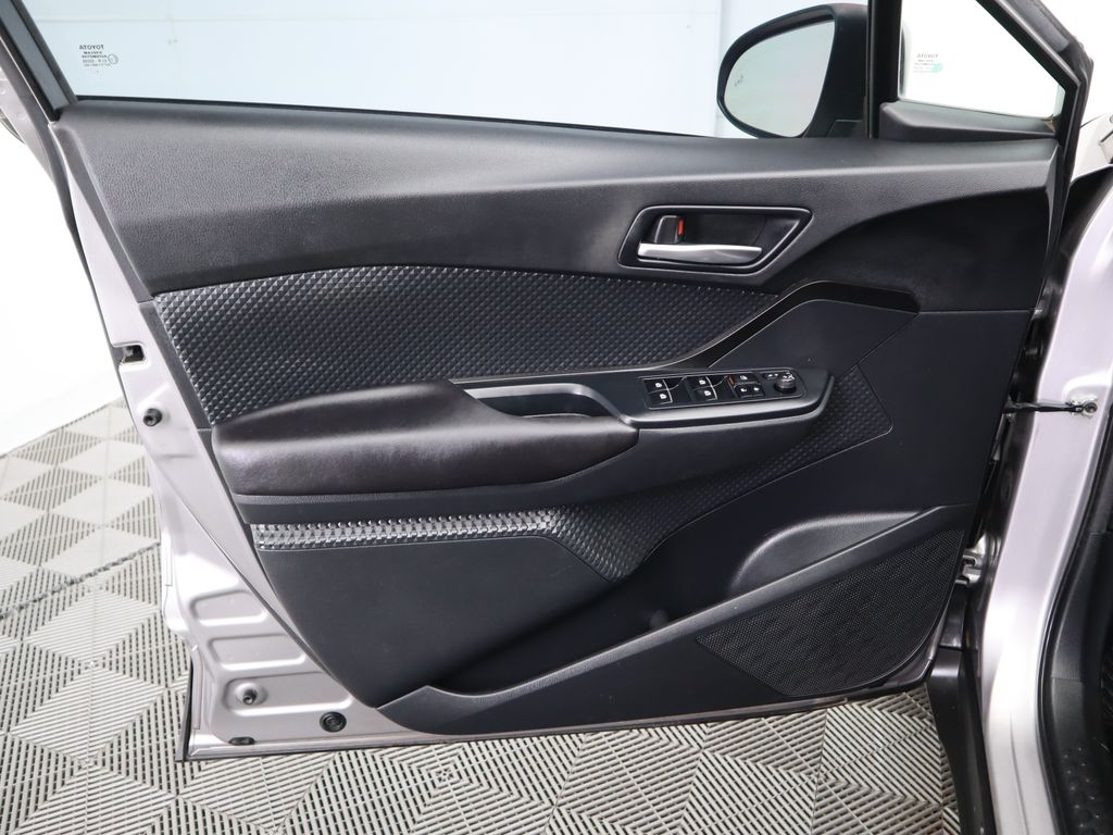 2018 Toyota C-HR XLE 24