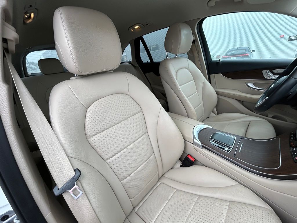 Used 2022  Mercedes-Benz GLC 300 image 39