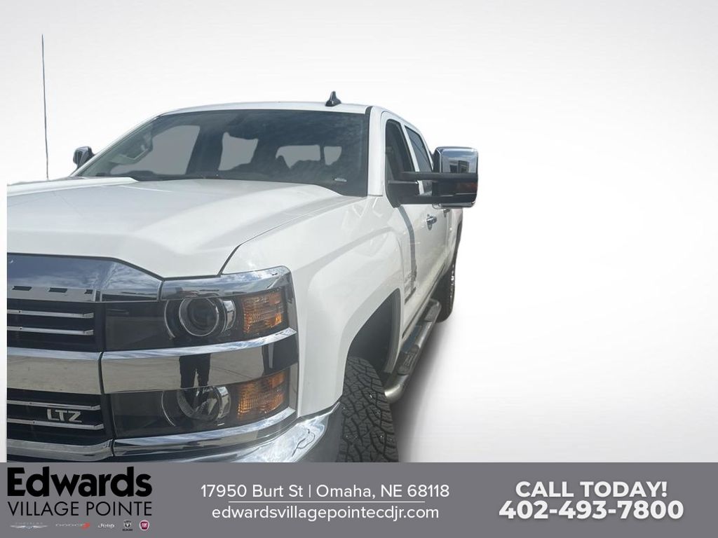 Summit White 2016 Chevrolet Silverado 2500HD Pickup Truck Four-Wheel Drive 6-Speed Automatic Overdrive