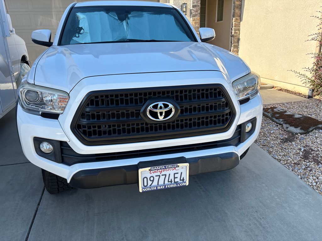 Thumbnail: 2017 Toyota Tacoma - 6