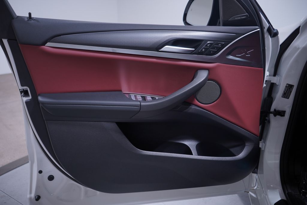 Thumbnail: 2025 BMW X4 - 10