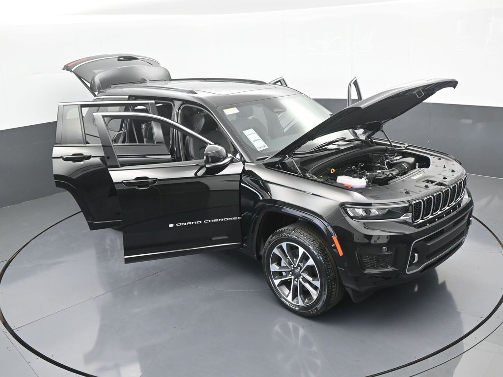 New 2025 Diamond Black Crystal Pearlcoat Jeep Overland image 68