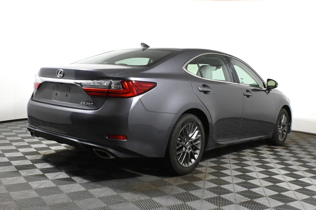 Thumbnail: 2018 Lexus ES - 6
