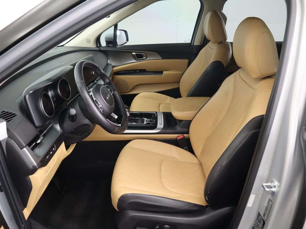 Thumbnail: 2023 Kia Carnival - 19