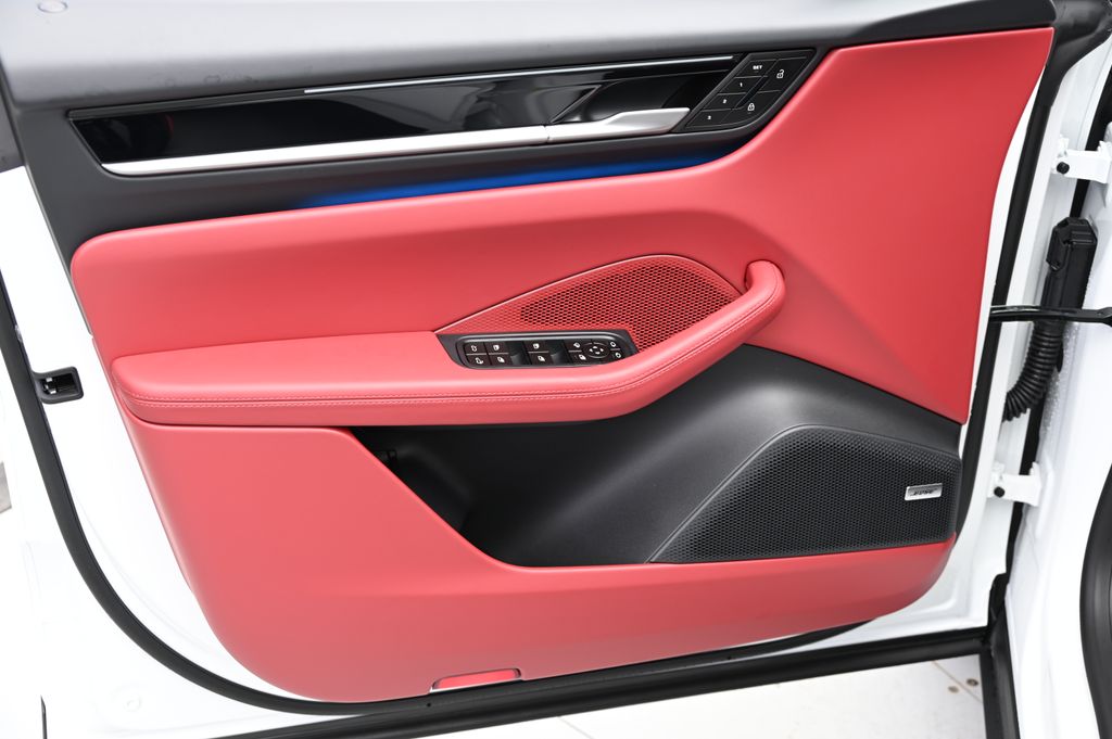 Thumbnail: 2025 Porsche Macan - 31
