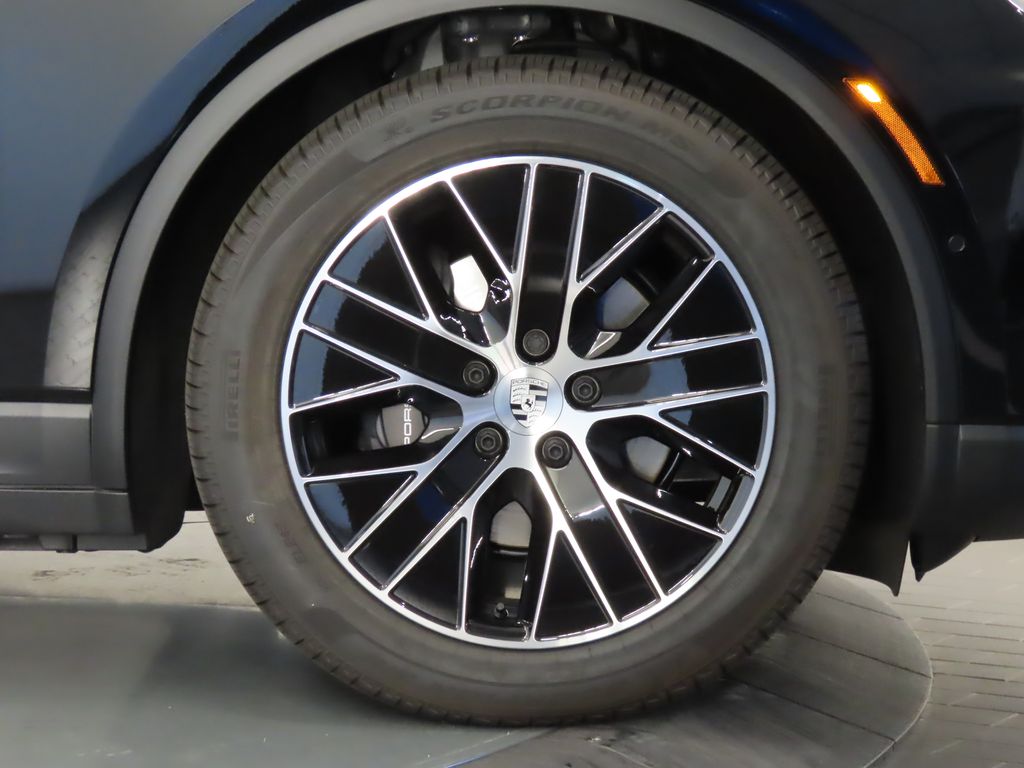 Thumbnail: 2025 Porsche Macan - 11