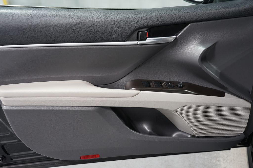 2023 Toyota Camry SE 28