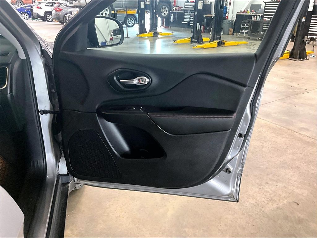 2021 Jeep Cherokee — photo 12