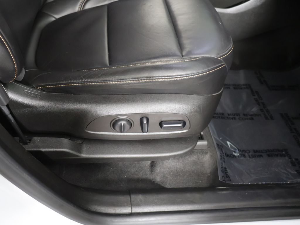 Used 2018 White Chevrolet 3LT image 32