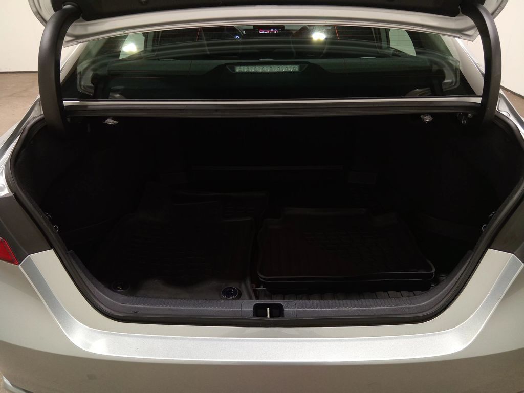 2022 Toyota Camry SE Hybrid