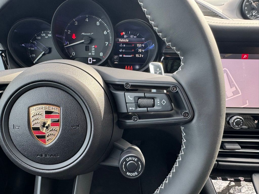 2025 Porsche Macan  23