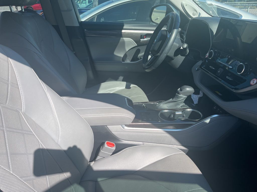 Thumbnail: 2023 Toyota Highlander - 4