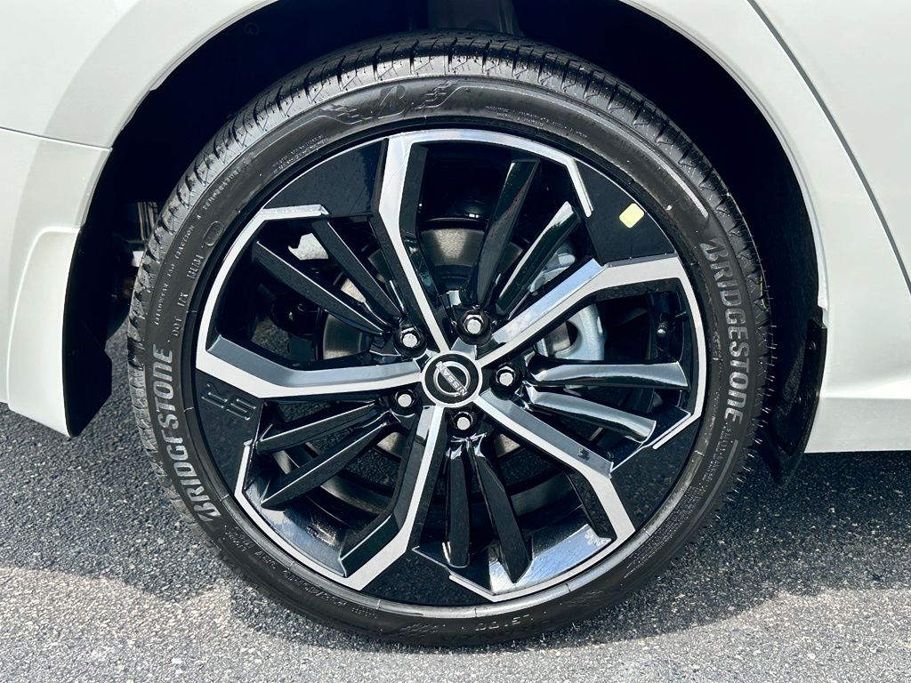 New 2026 Pearl White/Super Black Nissan 2.5 SR image 10
