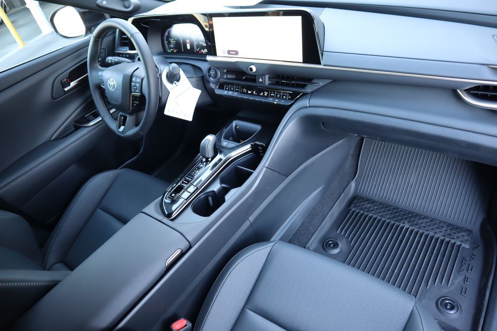 2026 Toyota Crown Signia Limited - Photo 17