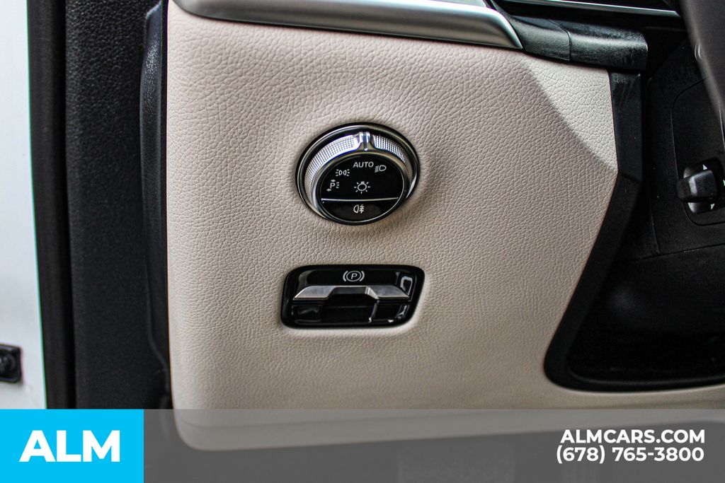 Used 2025 White Mercedes-Benz GLC 350e image 29