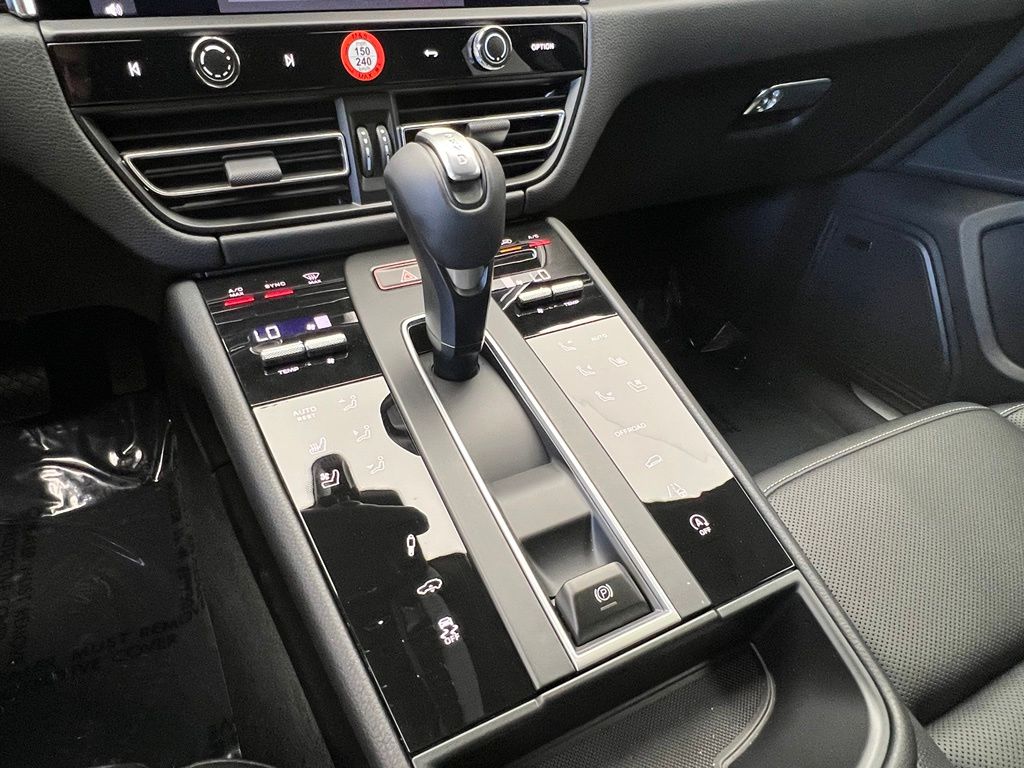 Thumbnail: 2026 Porsche Macan - 11