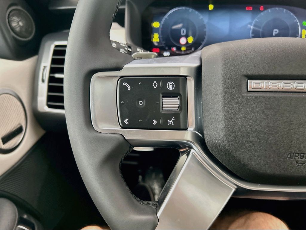 Thumbnail: 2026 Land Rover Discovery - 11