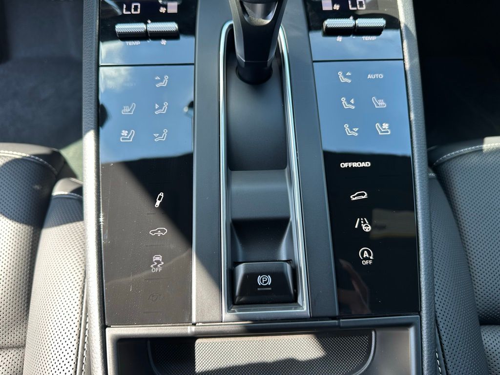 Thumbnail: 2026 Porsche Macan - 28