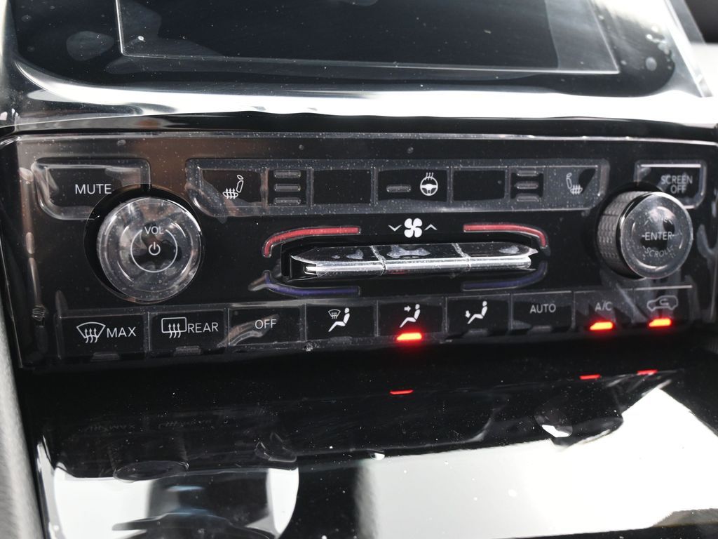 New 2026 Diamond Black Crystal Pearlcoat Jeep Laredo image 21