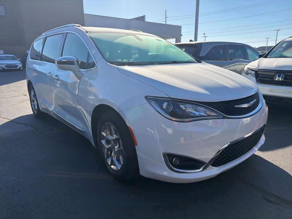 Thumbnail: 2018 Chrysler Pacifica - 4
