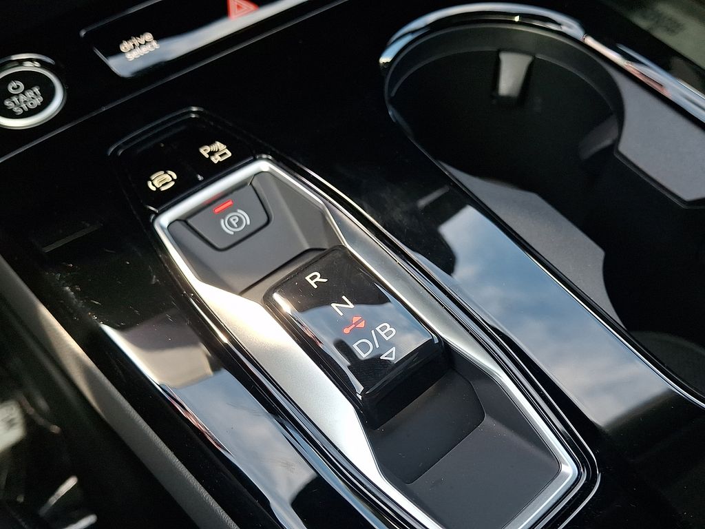 Thumbnail: 2025 Audi Q6 e-tron - 15