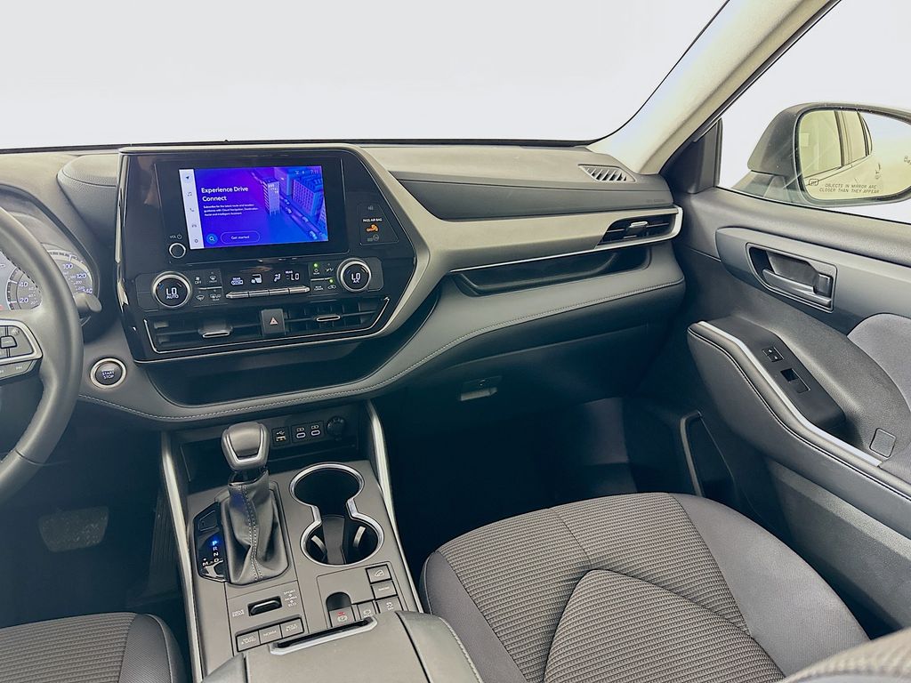 2024 Toyota Highlander LE 22