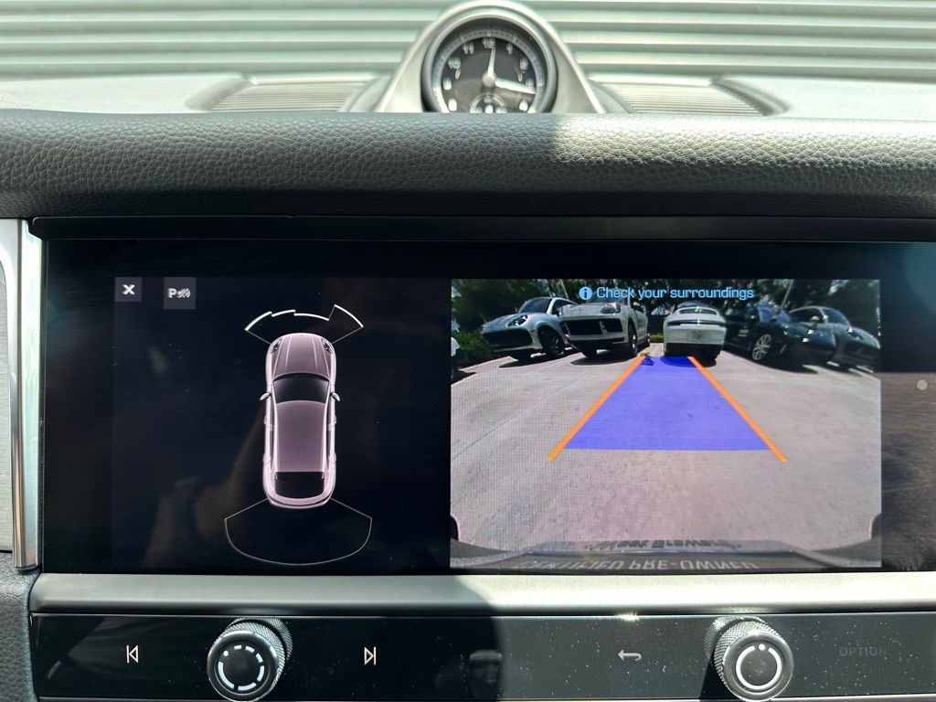 2025 Porsche Macan  24