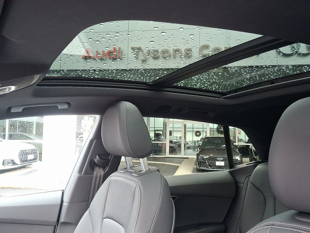 Thumbnail: 2025 Audi Q8 - 14