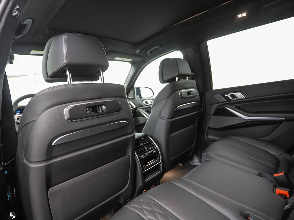Thumbnail: 2026 BMW X7 - 21
