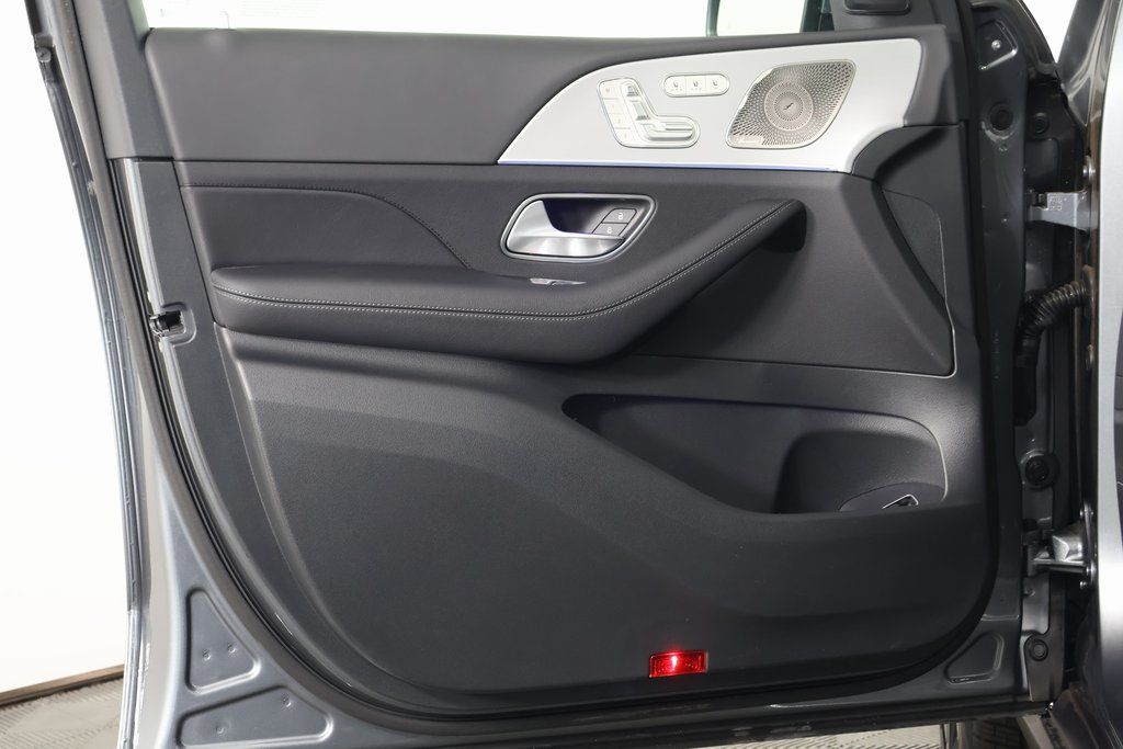 2025 Mercedes-Benz GLS 450 4MATIC 8