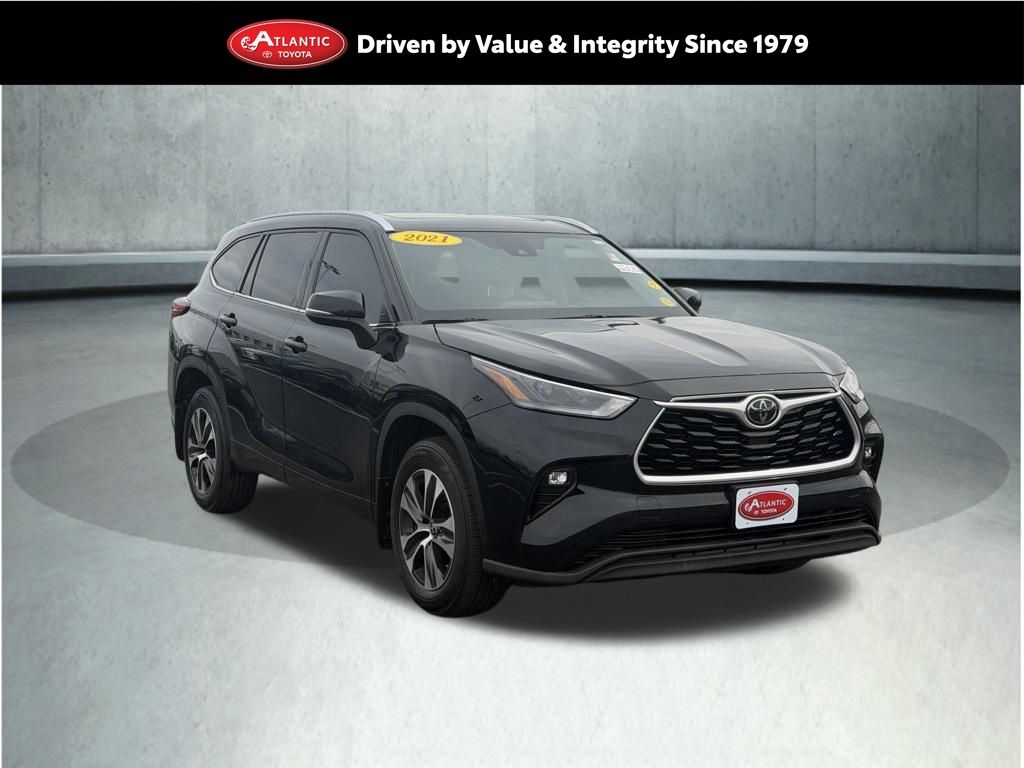 Midnight Black Metallic 2021 Toyota Highlander XLE AWD SUV / Crossover All-Wheel Drive 8-Speed Automatic