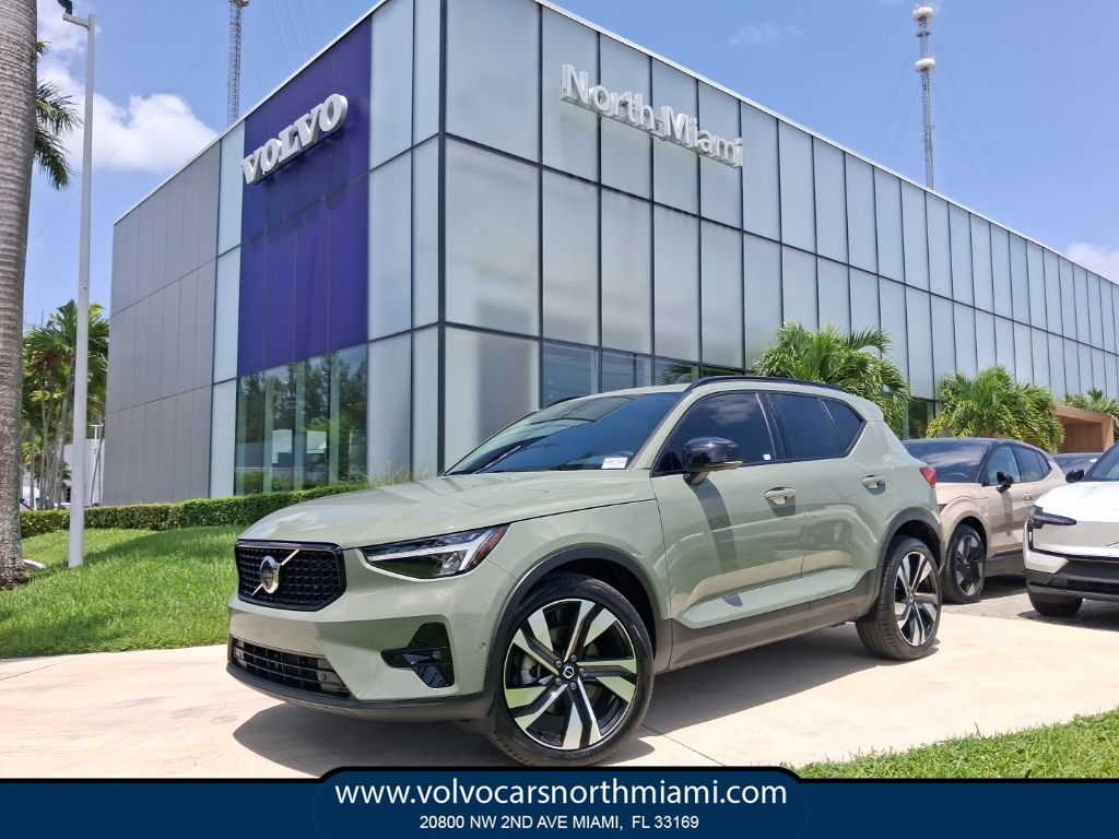 2025 Volvo XC40 B5 Plus Dark Theme