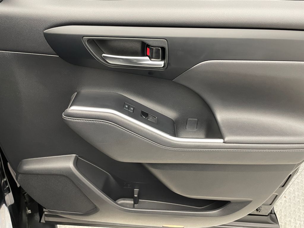 Thumbnail: 2020 Toyota Highlander - 18