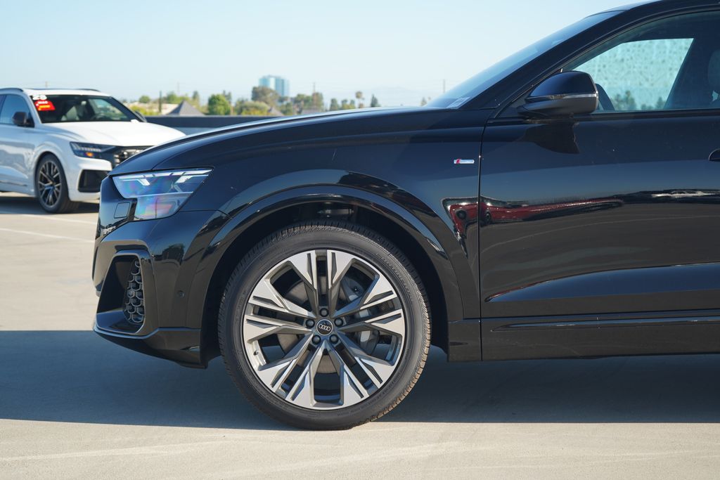 Thumbnail: 2026 Audi Q8 - 2