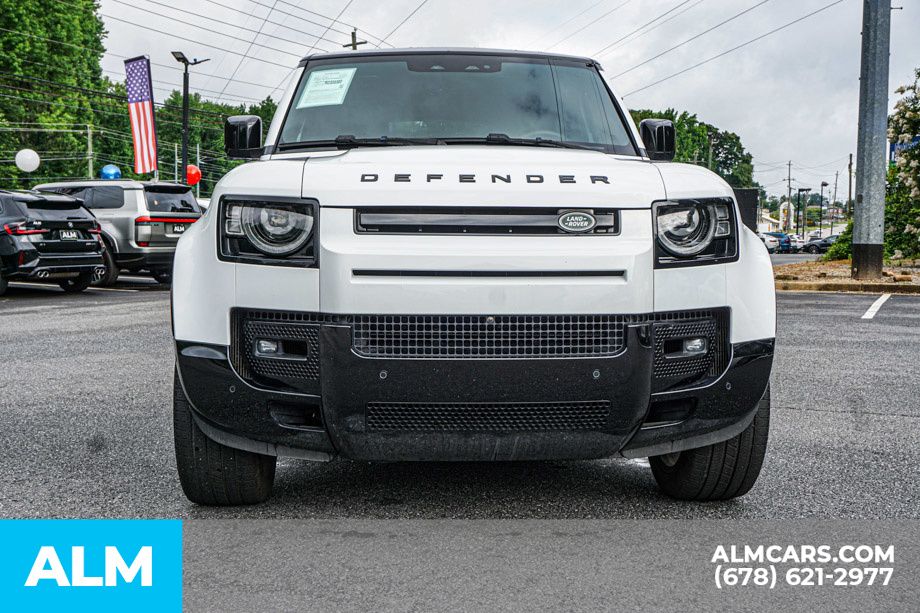 Used 2024 White Land Rover X-Dynamic SE image 9
