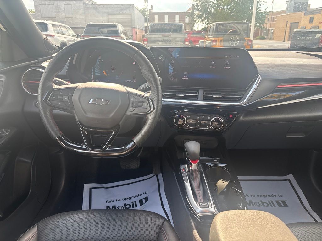 Used 2025 Chevrolet Trax SUV