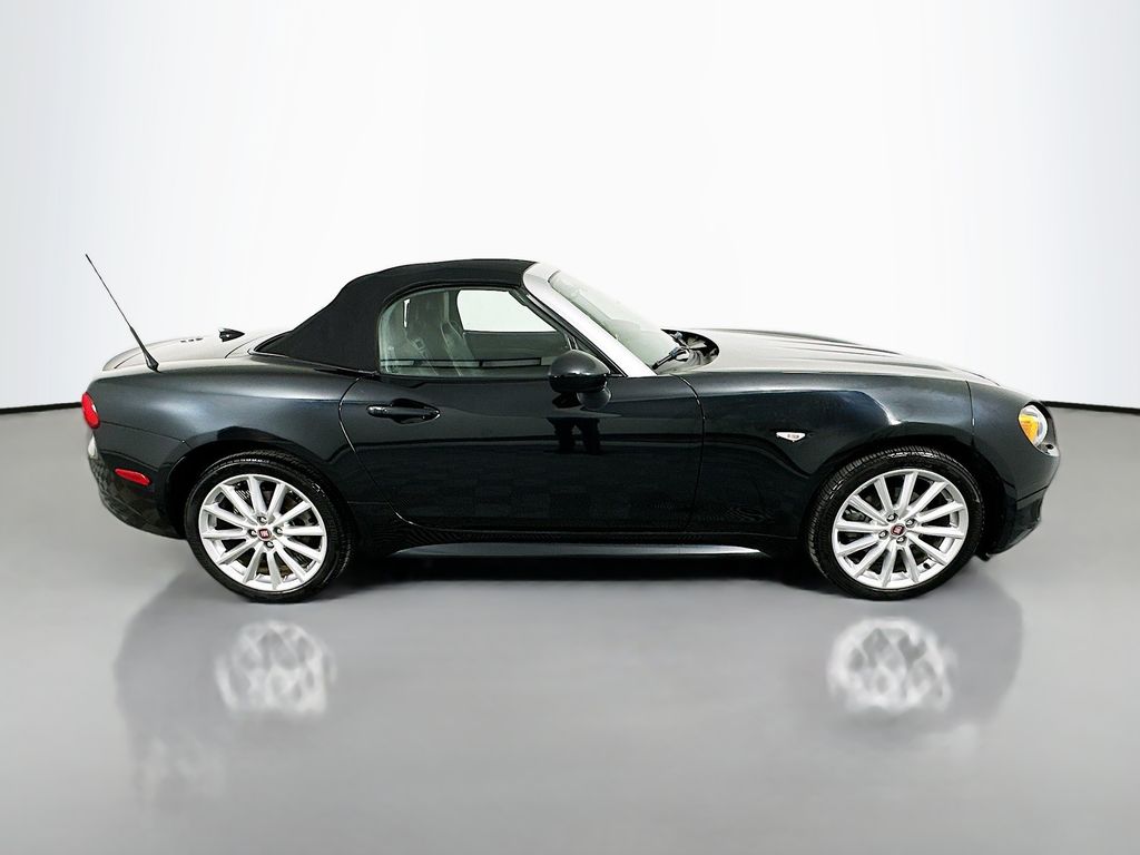 Thumbnail: 2017 Fiat 124 Spider - 4