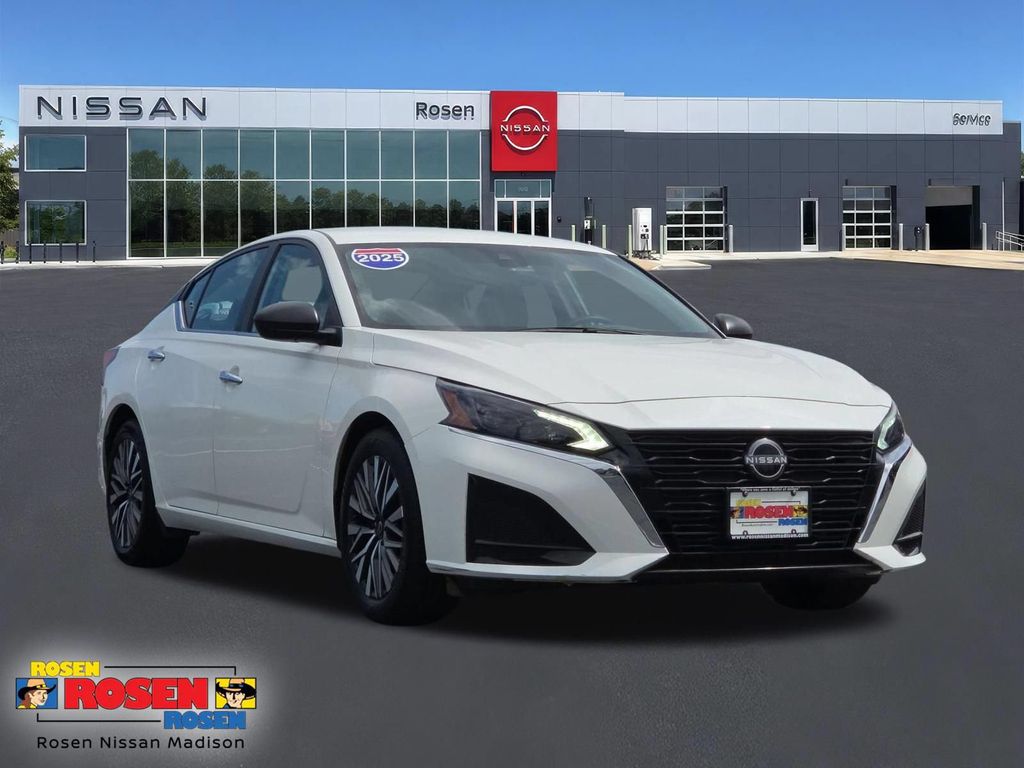 Glacier White 2025 Nissan Altima Sedan Front-Wheel Drive Continuously Variable Transmission