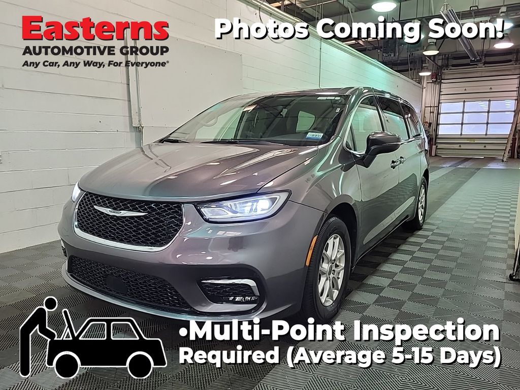 2023 Chrysler Pacifica Touring L's photo