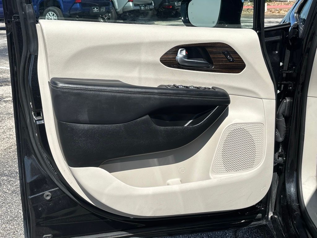 2023 Chrysler Pacifica Limited photo