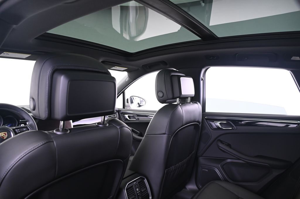 Thumbnail: 2026 Porsche Macan - 25