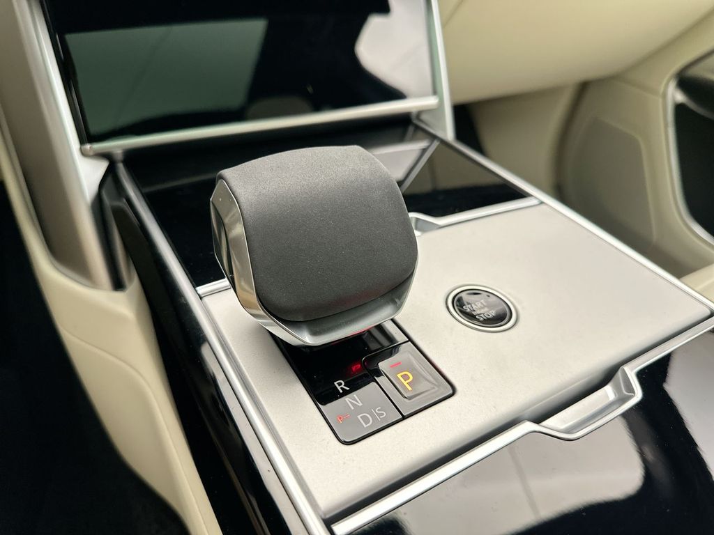 2025 Land Rover Range Rover SE 12