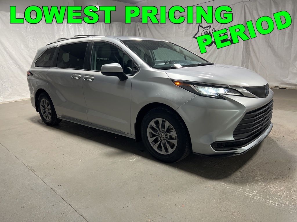 2022 Toyota Sienna LE 8-Passenger FWD