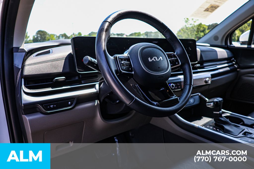 Used 2025 White Kia LXS image 27